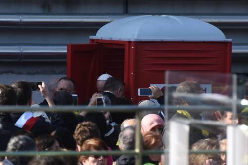 Tra bagno chimico e selfie: la visita di Papa Francesco