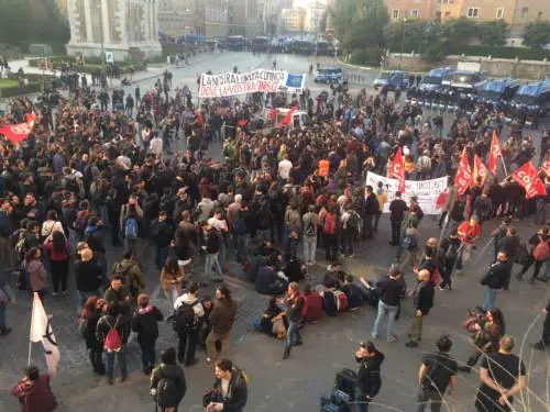 Tensione al corteo "Euro stop". Così la polizia evita gli scontri