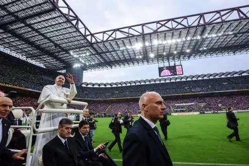 Un milione di fedeli a Messa. Il Papa: "Siate parte del popolo multietnico di Dio"