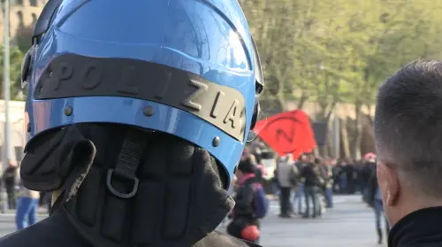 Manifesto choc contro la polizia a Benevento: "Bulli"