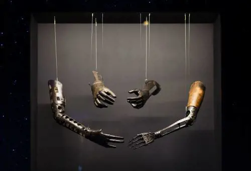 Protesi di braccio per robot alla mostra Robots a Londra