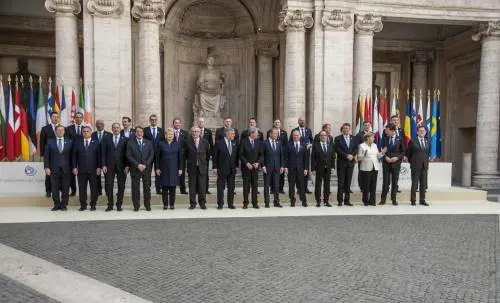 Triste festa all'Europa: tra i leader dimezzati solo la Merkel si diverte