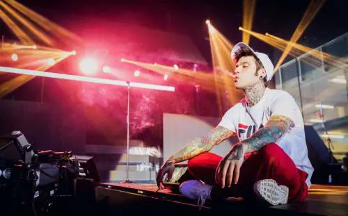 Fedez si racconta: "A 16 anni avevo una pistola nello zaino. Io sono più ricco di Chiara"