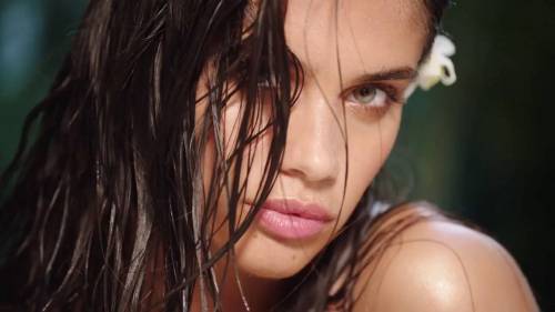 Sara Sampaio sexy per il nuovo profumo di Victoria's Secret
