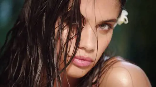 Sara Sampaio sexy per il nuovo profumo di Victoria's Secret