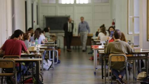 Genova, sassate contro il liceo accusato di classismo
