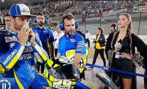 Belen segue preoccupata dal paddock la gara di Iannone