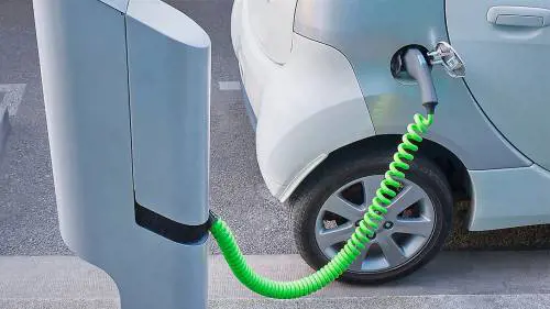 Rivoluzione entro il 2030: elettrica un'auto su cinque e addio al vecchio diesel