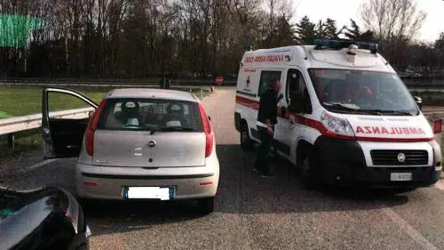 Ambulanza è a sirene spiegate: bloccata perché va contromano