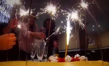Attenti alle fontane luminose sulle torte: rischi per la salute