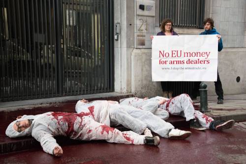 La protesta dei pacifisti contro il commercio delle armi davanti alla sede dell'Agenzia europea per la difesa