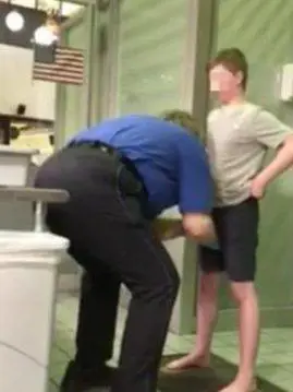 "Ecco come hanno perquisito mio figlio in aeroporto": la denuncia-video della mamma