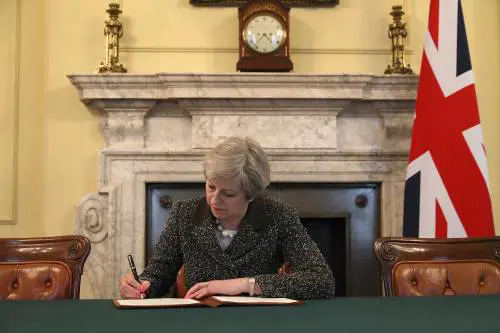 Brexit, la May firma la lettera E la Scozia vuole il referendum