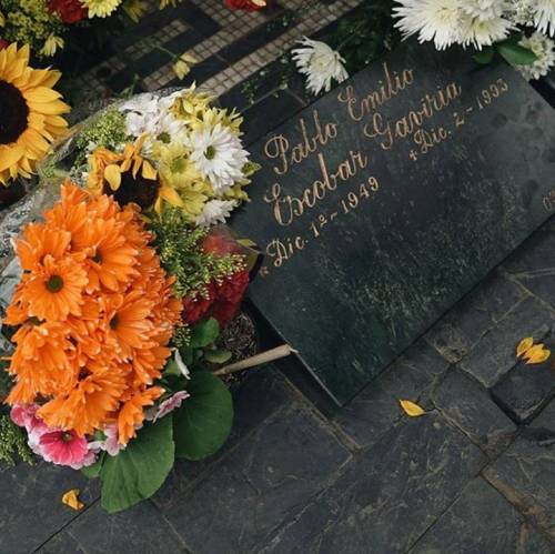 Il rapper rende omaggio alla tomba di Pablo Escobar