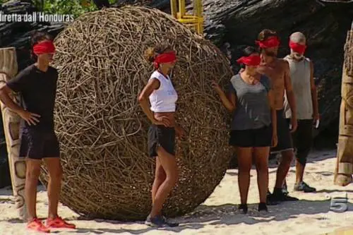 Isola dei Famosi, la battutina di Bettarini: "Malena è la migliore nelle posizioni"