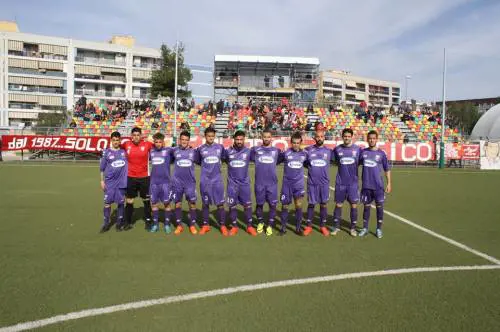 Violenza nel calcio: 5 tifosi incappucciati aggrediscono il portiere del Barletta