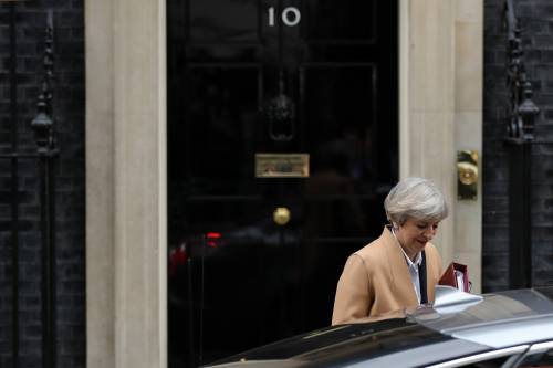 Theresa May esce dal 10 di Downing Street