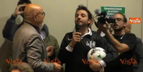 Iene, il blitz da Poletti: "Ministro, tiri il pallone"