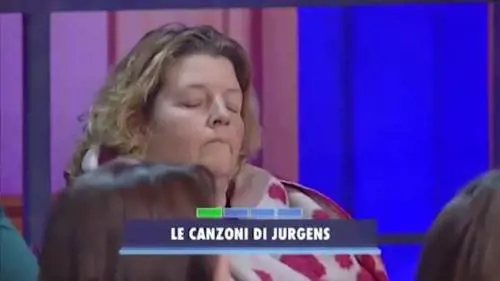 Si addormenta durante lo show, Bonolis la va a svegliare