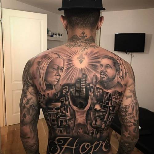 Gabigol esagerato: maxi tatuaggio su tutta la schiena
