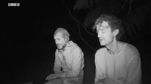 Isola dei Famosi, naufraghi preoccupati per Raz: "Quell'antidolorifico lo ha steso"