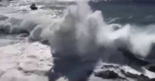Tenerife, un'onda gigante travolge e uccide due persone 