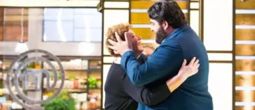 Celebrity Masterchef, eliminata Mara Maionchi. In lacrime abbandona lo studio