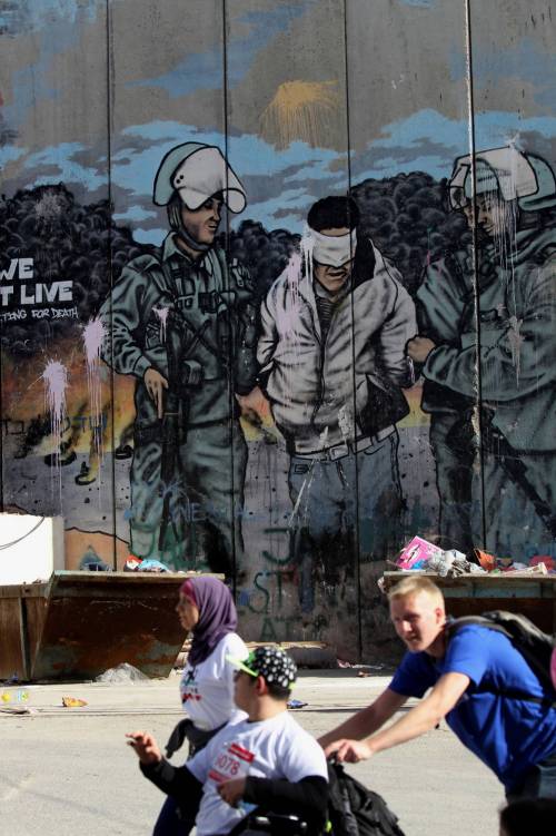 La Palestina corre contro il muro di separazione