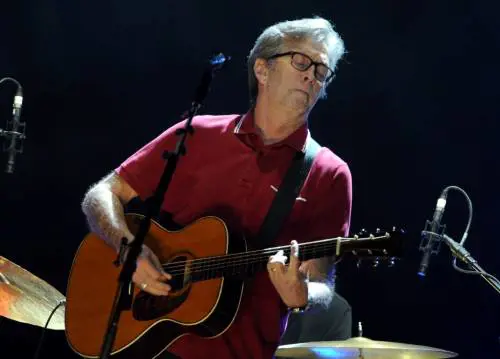 Eric Clapton fotografato in sedia a rotelle in aeroporto