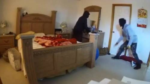 Momenti drammatici in una casa a Washington: due ladri aggrediscono la proprietaria