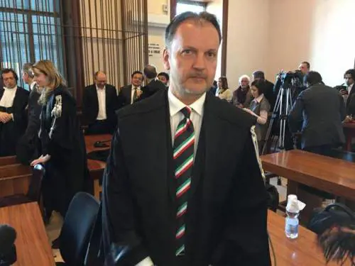 Sulla cravatta si scherza, sul calzino no
