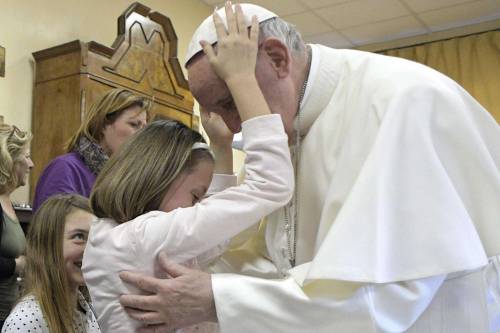 La carezza della piccola non vedente sul capo del Papa