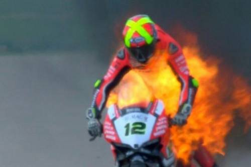 Paura per Forés in Superbike: la Ducati va a fuoco in pista