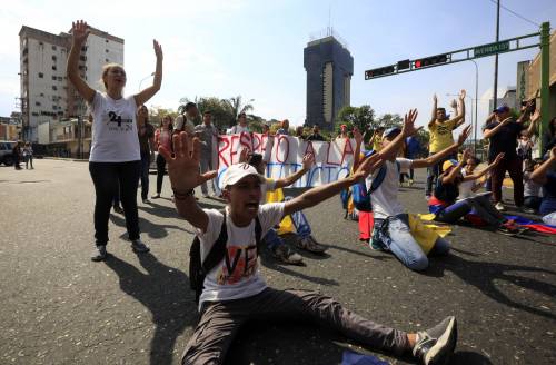 Venezuela, Corte suprema revoca decisione su Maduro: poteri tornano al parlamento