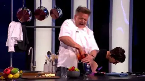 Gordon Ramsay si recide la mano con il frullatore: lo scherzo in tv