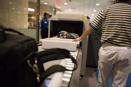 Allarme degli Stati Uniti. "I pc-bomba dell'Isis invisibili in aeroporto"