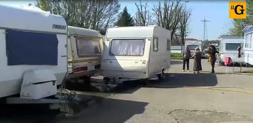 La famiglia rom con due milioni di euro e una pista privata per i cavalli