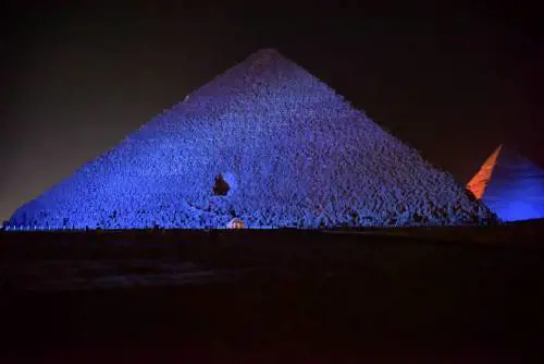 Le Piramidi si colorano di blu contro l'autismo