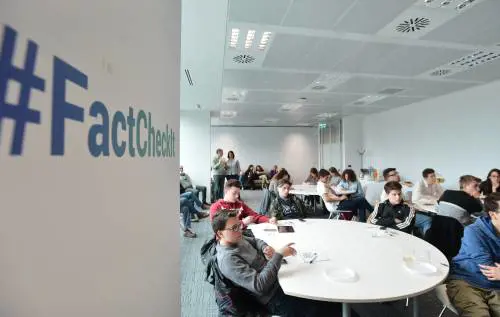 I ragazzi vanno all'accademia per smascherare le "bufale"