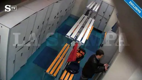 Il consigliere M5S arrestato per furto: ecco il video mentre ruba 100 euro