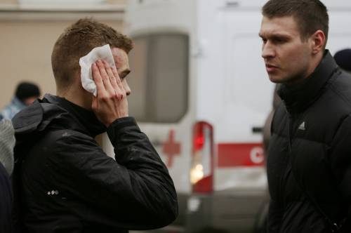 Soccorsi dopo l'esplosione in metro a S. Pietroburgo