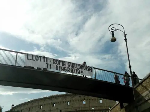 Gli ultras della Roma ringraziano Lotti con due striscioni