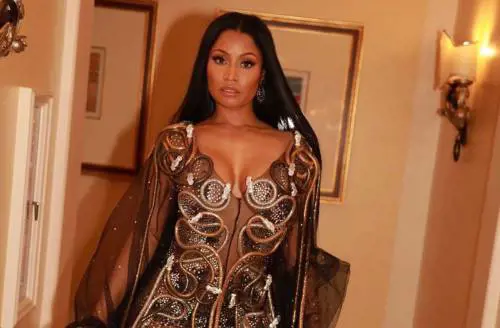 Nicky Minaj sexy con un abito di serpenti
