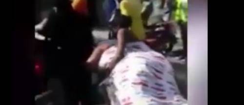 Resta incastrato nella vagina. Amanti trascinati nudi in strada