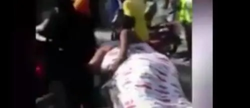 Resta incastrato nella vagina. Amanti trascinati nudi in strada