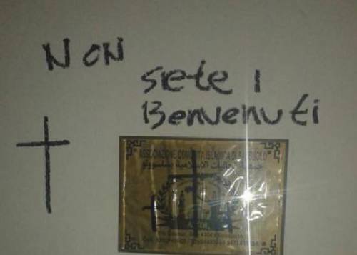 Croci e scritte sulla moschea: "Non siete i benvenuti in Italia"