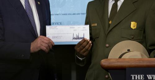 Come promesso Trump dona il suo stipendio 