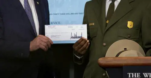 Come promesso Trump dona il suo stipendio 