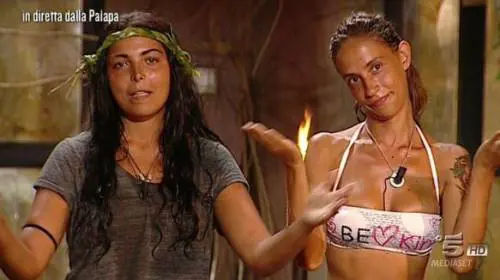 Isola dei Famosi, Alessia Marcuzzi rimprovera Malena: "Questi doppi sensi sono troppo forti"
