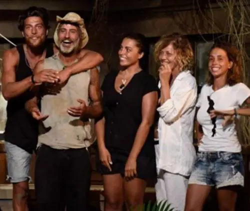 Isola dei Famosi, Simone volta le spalle a Malena e la manda in nomination